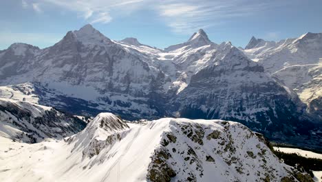 Umlaufbahn-Im-Uhrzeigersinn-Um-Einen-Snowboarder-Auf-Einem-Verschneiten-Berggipfel-In-Den-Schweizer-Alpen