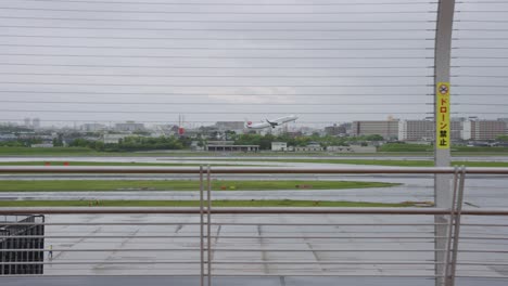 Japanisches-Flugzeug-Verlässt-Den-Flughafen-Itami-Bei-Stürmischem-Wetter-In-Kansai
