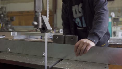 Metallarbeiter-Schneidet-Aluminiumplatten-In-Einer-Automatisierungswerkstatt