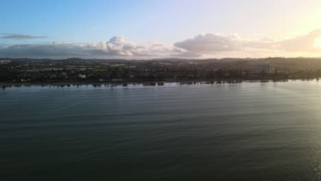 Bewölkter-Sonnenuntergang-über-Dem-Strand-Von-Orewa-In-Neuseeland