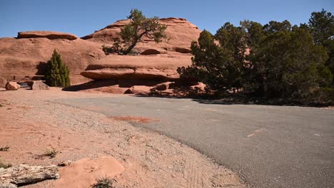 Empty-Devils-Garden-campground-at-Arches-National-Park,-pan