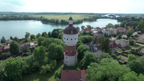 Schöner-Wasserpolierter-Turm-In-Elk-City,-Polen