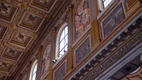 Low-Angle-Aufnahme-Des-Innenraums-Der-Basilika-Santa-Maria-Maggiore-In-Rom,-Italien-Bei-Tag