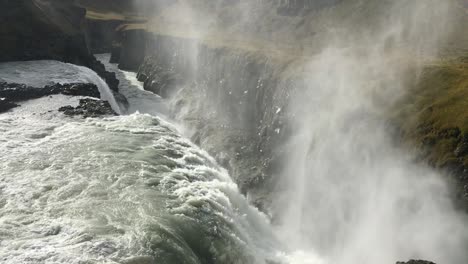 Majestätische-Seitenansicht-Mit-Blick-Auf-Den-Wasserfall