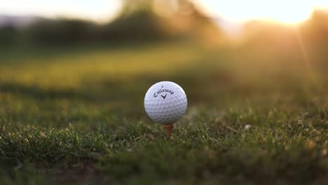 Golfschläger-Schlägt-Ball-Vom-Abschlag-–-Nahaufnahme