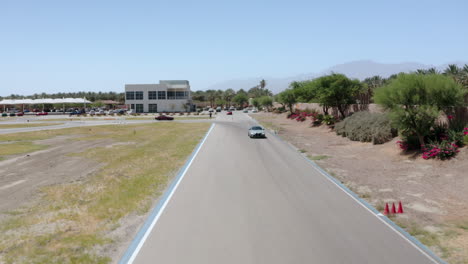 Die-Drohne-Nimmt-Ein-Video-Von-Mehreren-Autos-Auf,-Die-Auf-Den-Straßen-Von-Palm-Spring-Valley,-Kalifornien,-In-Der-Nähe-Von-Los-Angeles,-USA,-Fahren