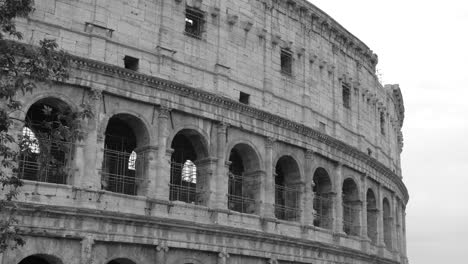 Black-And-White-Of-Colosseum-Amphitheatre-Facade-Exterior-In-Rome,-Italy