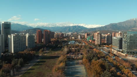 Parque-Grande-Y-Hermoso-De-La-Ciudad-En-El-Local-De-Las-Condes-Con-Un-Extenso-Escenario-De-Edificios-De-Oficinas-Contemporáneos-En-Santiago,-Chile