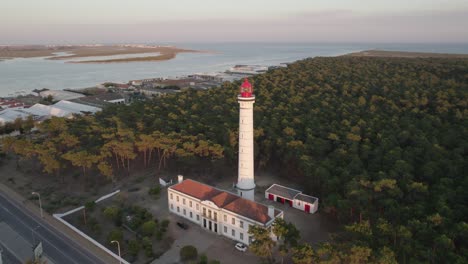 Leuchtturm-Von-Vila-Royal-De-Santo-Antonio-Vor-Flussmündung-Und-Meer