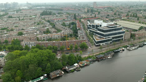 Edificio-Contemporáneo-Del-Centro-De-Negocios-Rivierstaete-En-El-Distrito-De-Amsterdam-zuid-Rodeado-De-Estructuras-Públicas-Cerca-Del-Río-Amstel-En-Amsterdam,-Países-Bajos