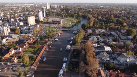 Stadtentwicklung-Entlang-Des-Belebten-Tigre-Stadtkanals-In-Buenos-Aires,-Luftaufnahme