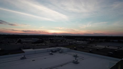 Sonnenuntergang-Mit-Wunderschönem-Malerischen-Sonnenuntergangshimmel-Mit-Bunten-Wolken-über-Dem-Parkplatz-Des-Einkaufszentrums