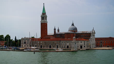Vista-De-La-Iglesia-De-San-Giorgio-Maggiore-Vista-Desde-Un-Barco-En-Venecia,-Italia---Amplia