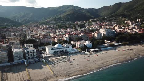 Sandy-beach-next-to-an-italian-mediterranean-town