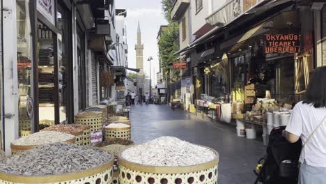 Diyarbakir,-Türkei,-Kinoorte-–-Blick-Auf-Die-Straße-–-Streetfood-Köstlichkeiten