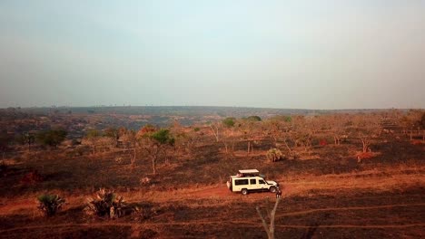 Ein-Weißer-Touristenfahrzeug-Jeep-Im-Gelände,-Der-Auf-Einer-Afrikanischen-Safari-Fährt