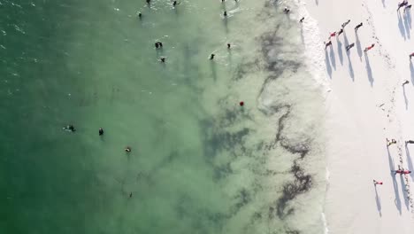 Menschen-Schwimmen-Und-Spazieren-Am-Wunderschönen-Sandstrand-Von-Watamu,-Kenia