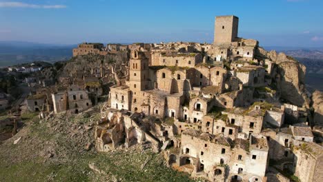 Craco-Es-Un-Pueblo-Abandonado-En-Basilicata,-Sur-De-Italia