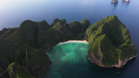 Luftaufnahme-Der-Berühmten-Maya-Bucht-Mit-Tropischem-Türkisfarbenem-Wasser,-Umgeben-Von-Kalksteinfelsen,-Phi-Phi-Inseln,-Thailand