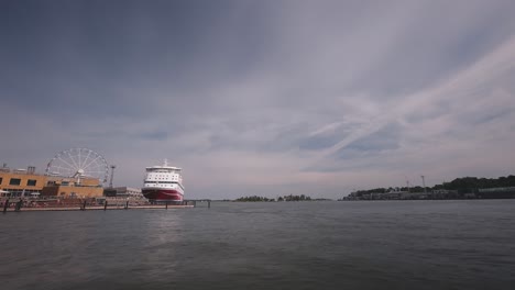 Zeitraffer:-Helsinki-Skywheel-Und-Kreuzfahrtschiff-Im-Hafen-An-Einem-Sonnigen-Tag