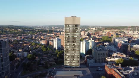 Die-University-Of-Sheffield-The-Arts-Tower-Aus-Dem-Weston-Park-Wurde-In-4k-25-Fps-Mit-Einer-Professionellen-Drohnenkamera-Aufgenommen