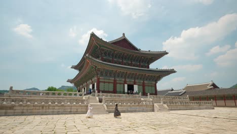 Reisende-Mädchen-Fotografieren-In-Hanbok-Kleidern-In-Der-Nähe-Des-Gyeongbokgung-Palastes-An-Einem-Bewölkten-Sommertag