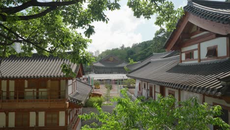 Antiguos-Edificios-Tradicionales-Coreanos-Para-Los-Turistas-Que-Se-Alojan-En-El-Templo-Budista-Bongeunsa-En-Seúl,-Corea-Del-Sur