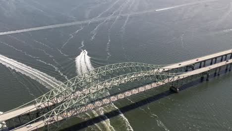 Eine-Luftaufnahme-Der-Great-South-Bay-Bridge-An-Einem-Bewölkten-Morgen