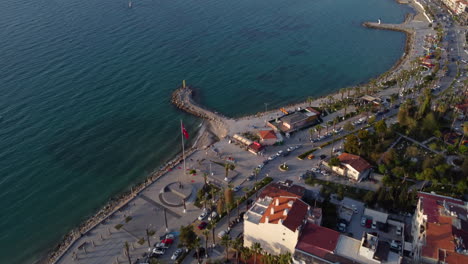 Luftaufnahme-Von-Hotelgebäuden-Und-Promenade-An-Der-Ägäisküste-In-Kusadasi,-Türkei