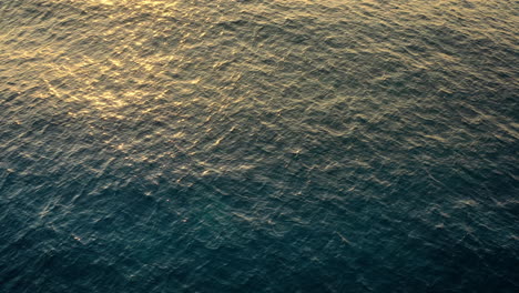 Sonnenlicht,-Das-Von-Einem-Welligen-Und-Dunklen-Meer-Reflektiert-Wird