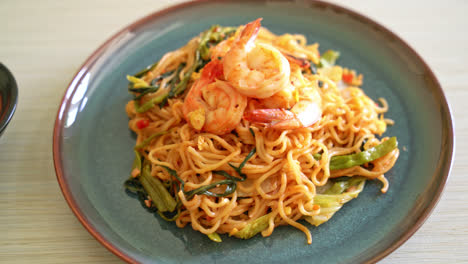 Stir-fried-instant-noodles-sukiyaki-with-shrimps---Asian-food-style