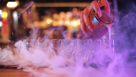 Barkeeper-Füllt-Schnapsgläser-Mit-Alkoholischen-Getränken