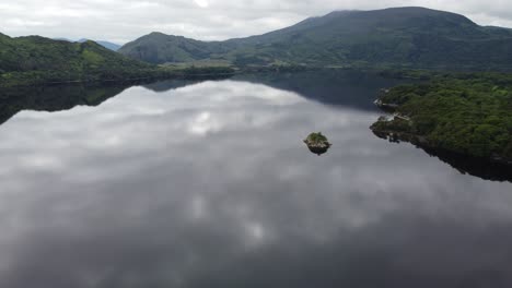 Nubes-Reflejadas-Lago-Muckross-Anillo-De-Kerry-Irlanda-Drone-Vista-Aérea