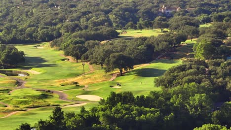Golfer,-Der-Im-Austin-Country-Club-Spielt,-Schwingt-Am-Sommermorgen-Mit-Einer-4K-Luftdrohne-Auf-Dem-Fairway-Des-3.-Lochs