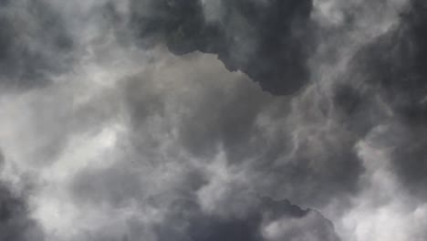 Tormentas-Eléctricas-Y-Nubes-Blancas-Moviéndose-En-El-Cielo
