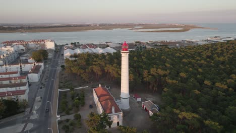 Leuchtturm-Von-Vila-Real-De-Santo-Antonio-Mit-Der-Stadt-Am-Guadiana-Fluss-Im-Hintergrund,-Aus-Der-Luft-Umkreist