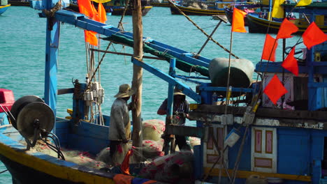Vietnamesische-Fischer-Arbeiten-An-Einem-Trawler-Fischerboot,-Das-Am-Hafen-Des-Ozeans-Angedockt-Ist