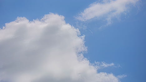 Blauer-Himmel-Mit-Ziehenden-Dicken-Stürmischen-Wolken.-Zeitraffer