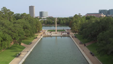 Aerial-of-the-reflective-pond-in-Houston-Hermann-Park