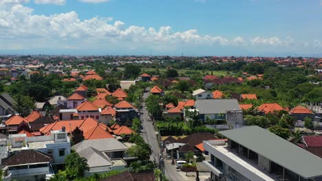 Orangefarbene-Dächer-Balinesischer-Häuser-Im-Viertel-Umalas-An-Einem-Sonnigen-Tag,-Luftaufnahme