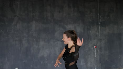 Leidenschaftliche-Und-Schöne-Tänzerin,-Die-Unter-Der-Brücke-Mit-Dunklem-Hintergrund-Tanzt