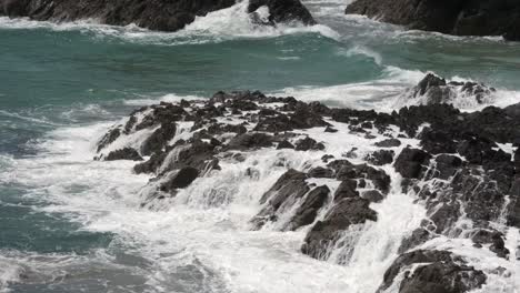 Waves-crashing-in-to-the-rocky-coast-in-Southern-Cornwall,-England