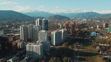 Luftaufnahme-über-Den-Araucano-Park-In-Der-Nähe-Des-Finanzviertels-Und-Viertels-Las-Condes-In-Santiago,-Chile