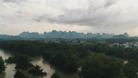 Overcast-Day-Over-Guilin-Mountains-in-China,-Drone-View-of-Flooded-River