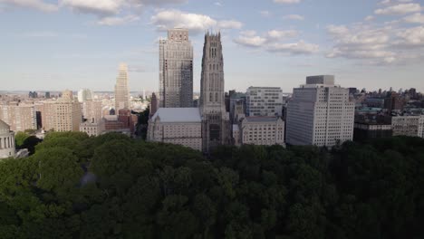 Aerial-view-in-front-of-the-Riverside-Church,-summer-in-NYC,-USA---ascending,-tilt-drone-shot