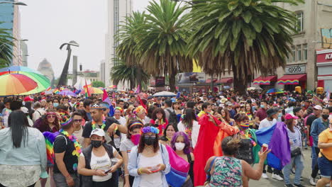 Große-Menschenmengen-Genießen-Die-Pride-Parade-Mit-Regenbogenschirmen-Entlang-Der-Avenue-Juarez-In-Mexiko