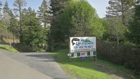 Sign-and-entrance-to-Riverside-RV-Resort-in-Brookings,-Oregon-Coast