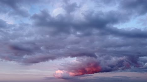 Stimmungsvoller-Und-Stürmischer-Grauer-Himmel-Mit-Wolken-Bei-Sonnenuntergang