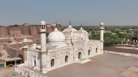 Aerial-Shot-Of-Abbasi-Jamia-shahi-Masjid-Qila-Derawar-And-Courtyard