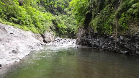 Drohnenaufnahmen-Eines-Flusses-Und-Stromschnellen-In-Einer-Grünen-Schlucht-Im-Talkessel-Mafate-Auf-Der-Insel-La-Réunion